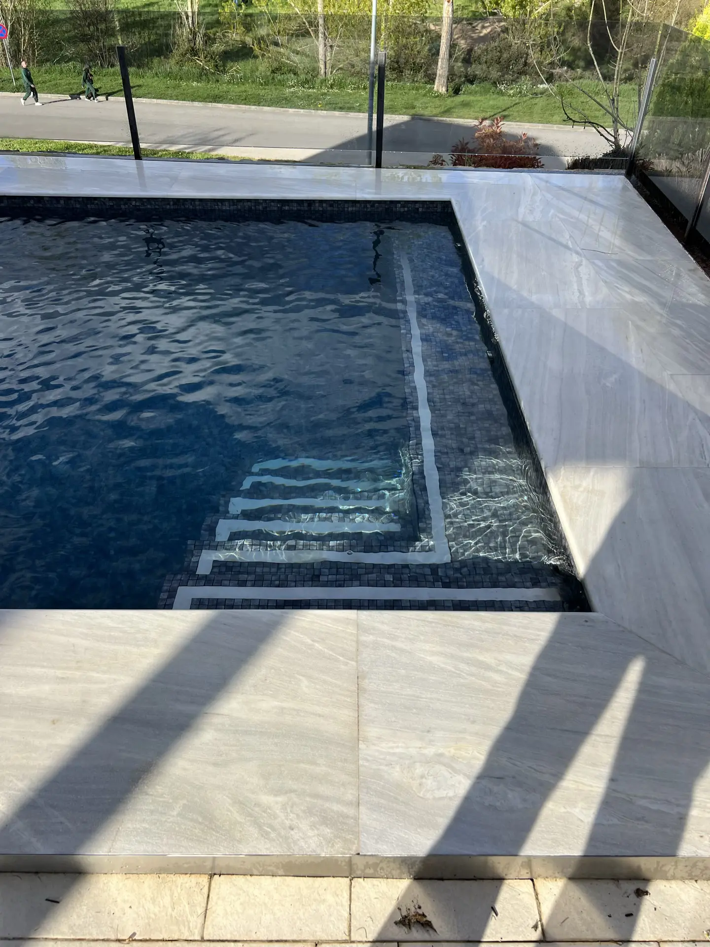 Agua limpia de una piscina con mantenimiento profesional