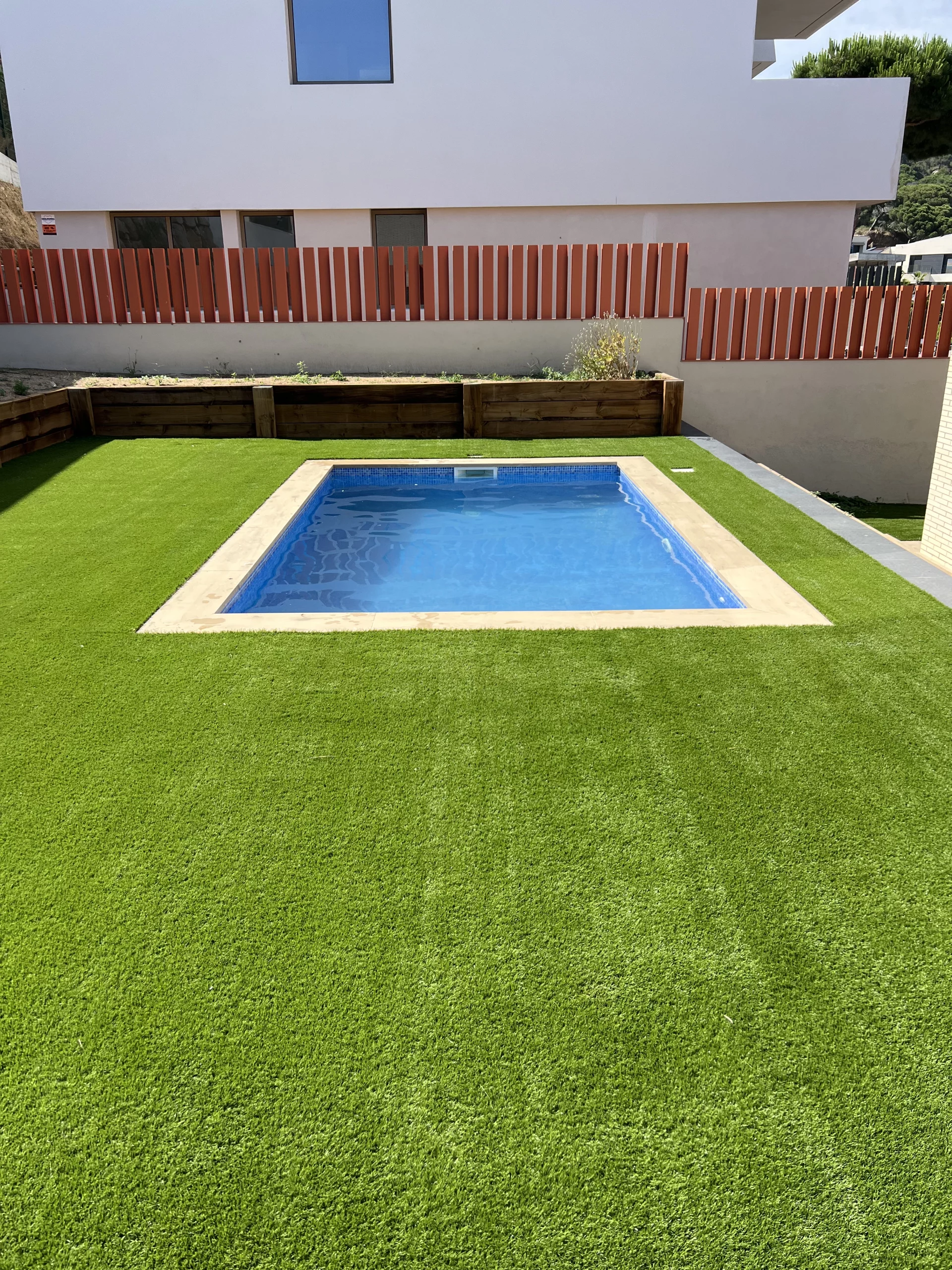 Piscina con mantenimiento profesional